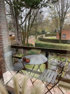 einen Tisch und zwei Stühle auf dem Balkon in der Unterkunft Efes home in Gent