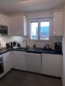 Kuchyňa alebo kuchynka v ubytovaní Apparemment lumineux (3 lits, 2 chambres, 1 salon) 2ème Arrondissement