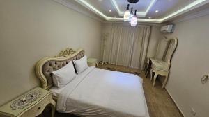 een slaapkamer met een groot bed en een stoel bij Welcome sea view - families only in Alexandrië