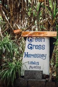 een bord voor een groen grashomozygosityopathyemeteryemetery bij Green Grass Homestay in Sigiriya