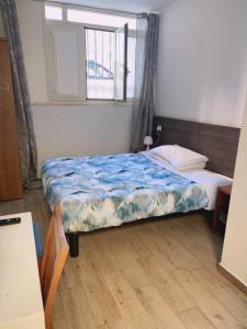 1 dormitorio con 1 cama en una habitación con ventana en HOTEL BISSI en Milán