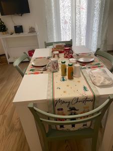 une table avec un joyeux de Noël dans l'établissement B&B Il vicoletto, à Pratola Peligna