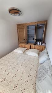 a bedroom with a large bed and a window at Le Soladret - 2 pièces 4 étoiles - Vue extraordinaire sur les Aravis in La Clusaz