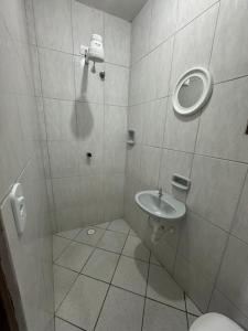 uma casa de banho com um WC e um lavatório em Quarto Guararema 2 em Guararema