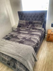 מיטה או מיטות בחדר ב-Peaceful Escape - Serene 1 Bed in Shared Apartment