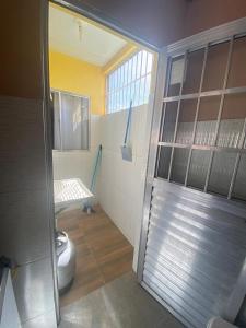 een badkamer met een douche en een toilet in een kamer bij Casa Morada da Praia 1 in Peroba