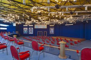 une grande chambre avec des chaises rouges et une scène dans l'établissement Amarina Star Resort & Aqua Park Sharm El-Skeikh, à Charm el-Cheikh 54 autres photos