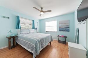 Schlafzimmer mit einem Bett und einem Deckenventilator in der Unterkunft Beach Villa 2 Bedroom in Clearwater Beach