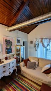 uma sala de estar com um sofá e uma mesa em Casa do Paço Aveiro HolidayHome em Aveiro