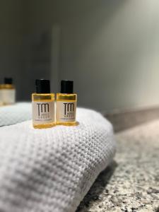 dos botellas de miel sentadas sobre una toalla blanca en TM Hotel Westfalen, en Lünen