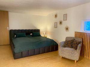 1 dormitorio con 1 cama grande y 1 silla en Cozy home in Tallinn en Tallin