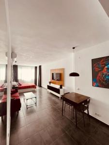 salon z kanapą i stołem w obiekcie Estudio junto La Nogalera 1 w mieście Torremolinos