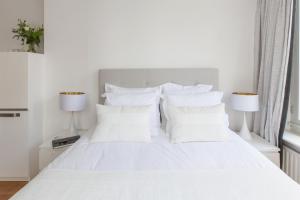 Un pat sau paturi într-o cameră la Jordaan Suite bed and bubbles