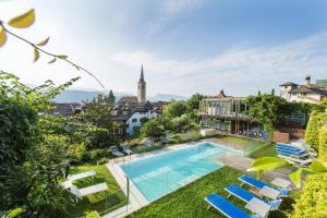 ein Bild einer Villa mit einem Pool in der Unterkunft Hotel Goldener Stern in Kaltern