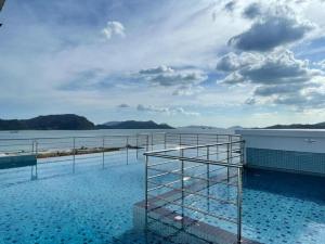 クアにあるLANGKAWI FAMILY DELUXE HOUSE FOR 7Paxのクルーズ船の水辺の景色