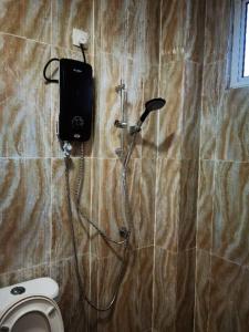 La salle de bains est pourvue d'une douche et de toilettes. dans l'établissement LANGKAWI FAMILY DELUXE HOUSE FOR 7Pax, à Kuah