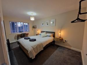 Кровать или кровати в номере Stylish 2 Bedroom Apartment Sleeps 4 Contractors and Corporates Welcome