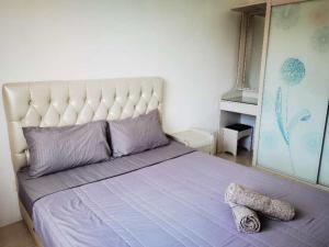 - une chambre avec un grand lit et une couette violette dans l'établissement LANGKAWI FAMILY DELUXE HOUSE FOR 7Pax, à Kuah