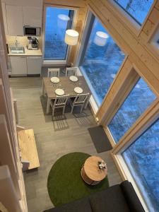 una vista aérea de un comedor y cocina en una casa en Miilu Resort, en Ylläsjärvi