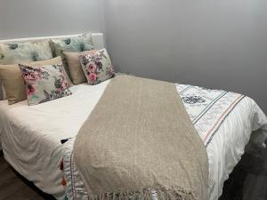 Un pat sau paturi într-o cameră la Wild olive B