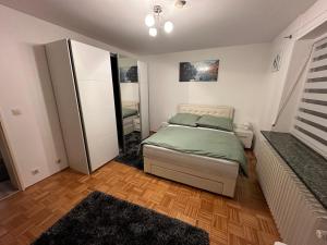 a small bedroom with a bed and a closet at Stilvolle 2-Zimmer-Anliegerwohnung in Tuttlingen in Tuttlingen
