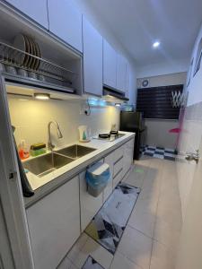 Kuchyň nebo kuchyňský kout v ubytování HM HOMESTAY TAWAU + 1 fotografie
