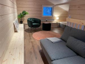 sala de estar con sofá y silla en Miilu Resort, en Ylläsjärvi