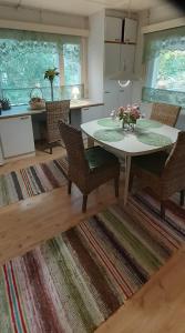 een keuken en eetkamer met een tafel en stoelen bij Huone Seesteisessä Mummolassa in Kalajoki