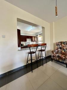 eine Küche mit einem Tisch und einem Sofa in einem Zimmer in der Unterkunft Paradise palace in Nairobi