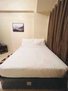 un grande letto in una camera con di * * Y Stylish 2BR Option for 6 a Città di Iloilo