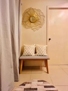 una panchina con due cuscini seduta davanti a una porta di * * Y Stylish 2BR Option for 6 a Città di Iloilo