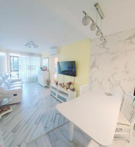 サン・アドリア・デ・ベソスにあるSweet homeの白い大理石の壁のリビングルーム