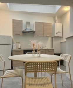 a kitchen with a table and chairs in a room at Charbonnel 2 Bruxelles-Charleroi-airport in Charleroi