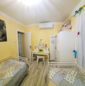 sypialnia z 2 łóżkami, stołem i lodówką w obiekcie Sweet home w Barcelonie