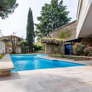 uma piscina num quintal ao lado de um edifício em Villa Caffetto Dépendance nei pressi del Lago di Garda em Calcinato