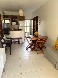 a living room with a table and a kitchen at Apto 2 quartos - Condomínio Frente Mar in Beberibe