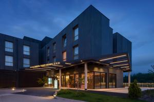 an office building with a black building at Hotel Tres Reyes San Sebastián in San Sebastián