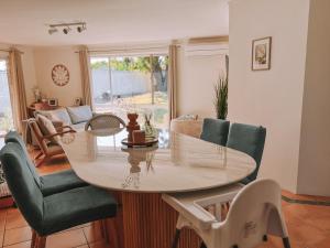 uma sala de estar com mesa e cadeiras em BEACH 400m, Big Yard, Playroom, Perfect for Families, Couples, Digital Nomads em Mandurah