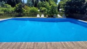 uma piscina com água azul num quintal em Cabañas Cavaci 
