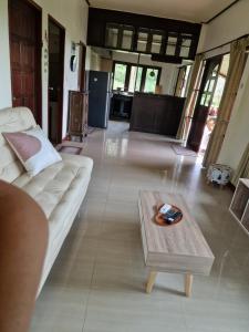 een woonkamer met een witte bank en een salontafel bij Bungalow vue mer in Nathon Bay