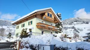 ein Haus im Schnee auf einem Berg in der Unterkunft Haus Walchen in Piesendorf