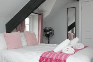 Postel nebo postele na pokoji v ubytování Modern en-suite room in country PubRestaurant 2 - Pass the Keys + 57 fotografií