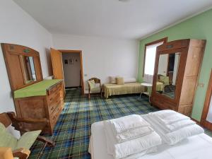 ボルソ・デル・グラッパにあるCasa Albaのベッドルーム1室(ベッド1台、ドレッサー、鏡付)