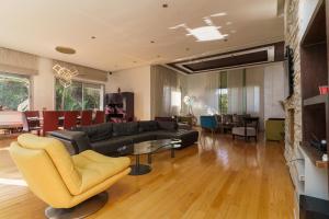 卡薩布蘭卡的住宿－Luxury villa Bouskoura Pearl，客厅配有沙发和桌椅