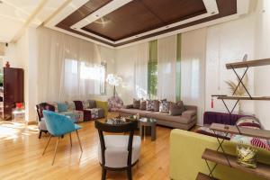卡薩布蘭卡的住宿－Luxury villa Bouskoura Pearl，客厅配有沙发和桌子