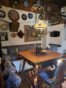 - une salle à manger avec une table et des chaises en bois dans l'établissement Altfraenkische Weinstube, à Rothenburg ob der Tauber