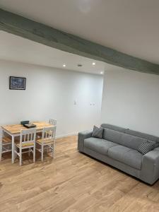 sala de estar con sofá y mesa en T3 en duplex logement entier, en Charlieu