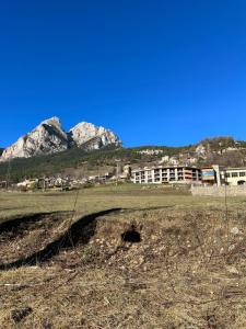 un champ avec quelques montagnes en arrière-plan dans l'établissement Saldes Pedraforca, à Saldes