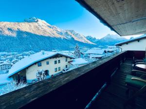 - une vue depuis le balcon d'une maison avec des montagnes enneigées dans l'établissement Königin Serles - großzügig, gemütlich & nachhaltig, à Fulpmes