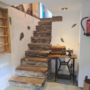 - un escalier dans une chambre avec une table en bois dans l'établissement Haus Edelweiss - Ferienhaus, à Spiss